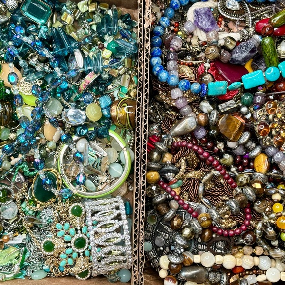 Estate Vintage to Modern Costume Jewelry 1 LB WEARABLE Grab Bag Resell Bulk Lot - Picture 11 of 16